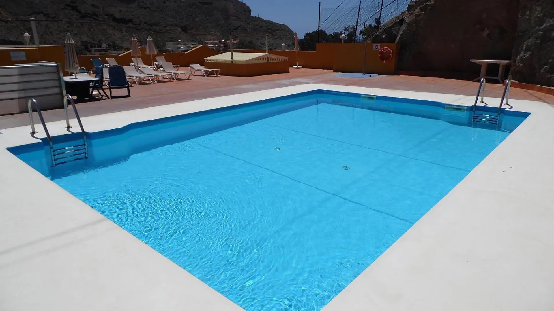 Filin 14 Spacious 3 Bedroom Apartment Heated Rooftop Pool Fast Wifi의 연락처